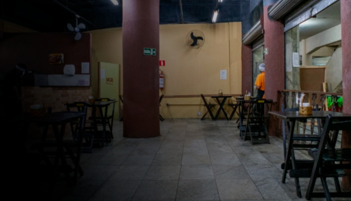 Abrasel questiona proibição de ‘retirada no local’ em restaurantes de BH